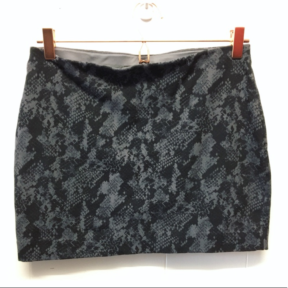 Express | Python Print Stretch Mini Skirt • - Picture 2 of 7